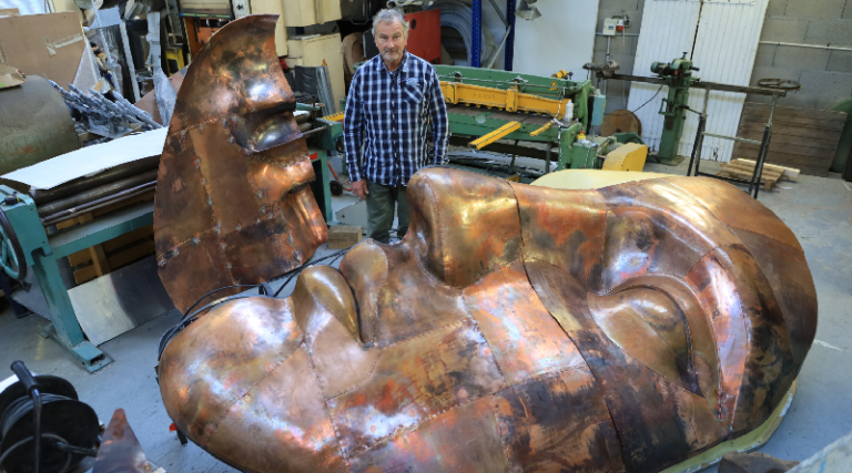 Jean-Pierre Lebureau masque en cuivre - Photo LC M'Essonne