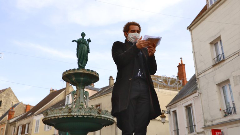 Guillaume Collignon, alias Lepasseur de maux, anime le marché d'Etampes pendant le confinement.