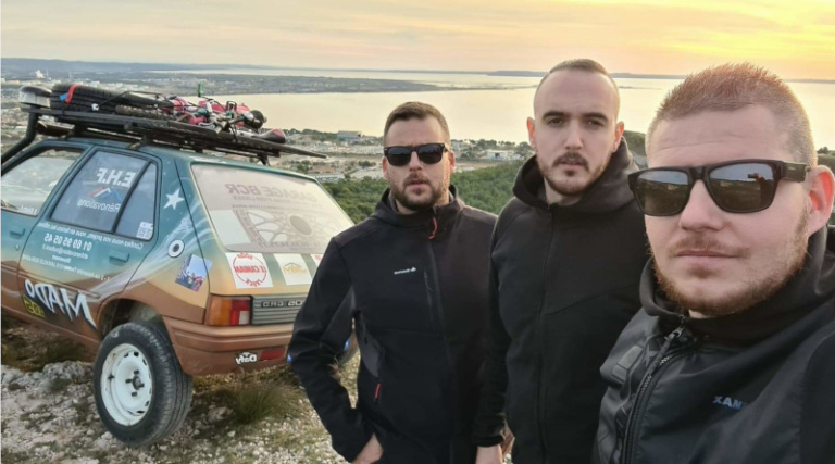 Les frangins du désert : (de gauche à droite) Vincent (39 ans, de Savigny), Kevin (30 ans de Savigny) et Steve (25 ans, de Morsang).
