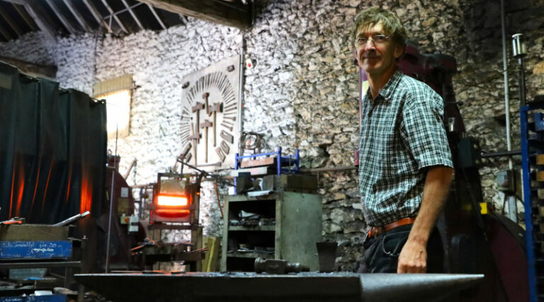 Olivier Loiseau, dernier taillandier de France à La Forêt-le-Roi (Essonne). Photo LC-M'Essonne