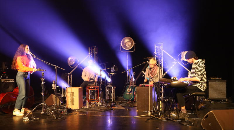 Ëda Diaz et le groupe Kriil à la MJC Boby Lapointe. Photo LC-M'Essonne