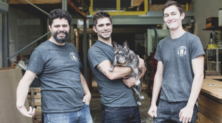 (De gauche à droite), Hubert, Nicolas et Julien, accompagnés de Earlie, leur bouledogue fraçais. Photo (c) Woodlens