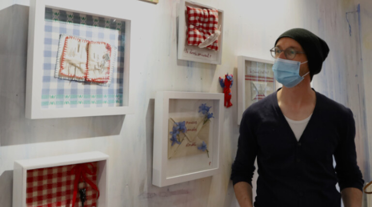 Franck Claudon devant "Pièces rapportées", sa composition construit comme un dialogue avec sa mère. Photo LC-M'Essonne