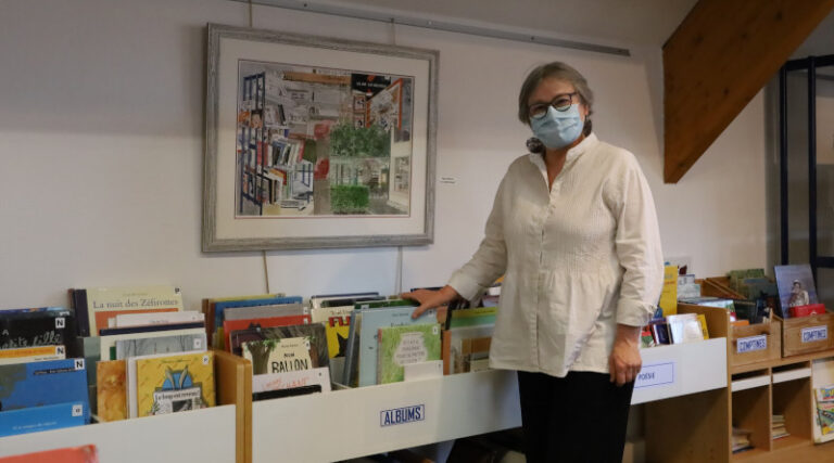françoise Roques, directrice de la médiathèque et du service culturel de la mairie de Vert-le-Grand (Essonne), devant le tableau d'Alain Briard. Photo LC-M'Essonne