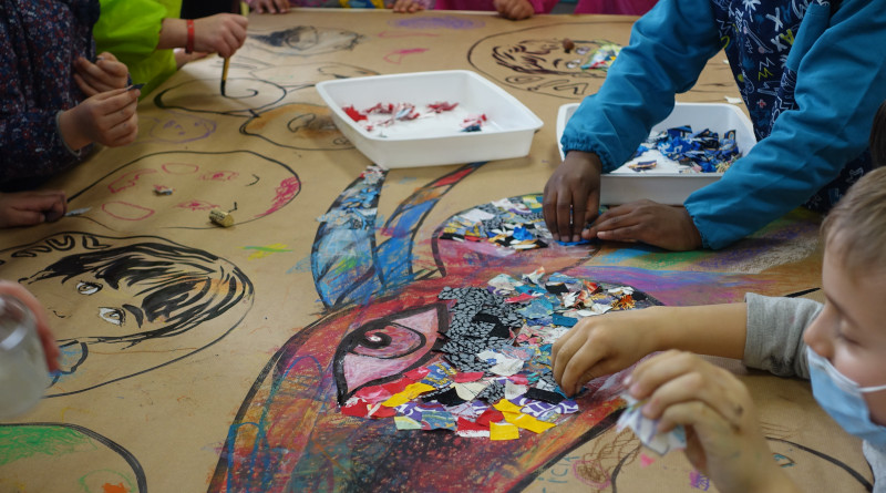 Atelier plastique dans le cadre du salon du livre jeunesse à Saint-Germain-les-Arpajon (Essonne). Photo (c) association FLPEJR