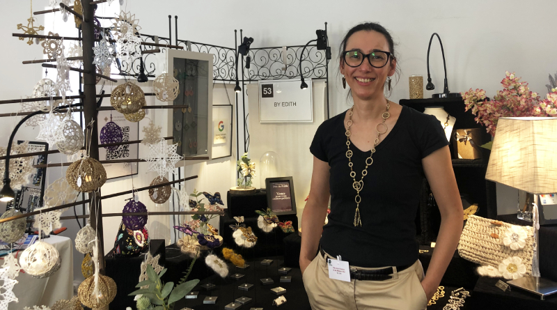 Edith devant son stand à la Fête de la création et des métiers d'art de Saint-Jean-de-Beauregard- Crédit AR M'Essonne