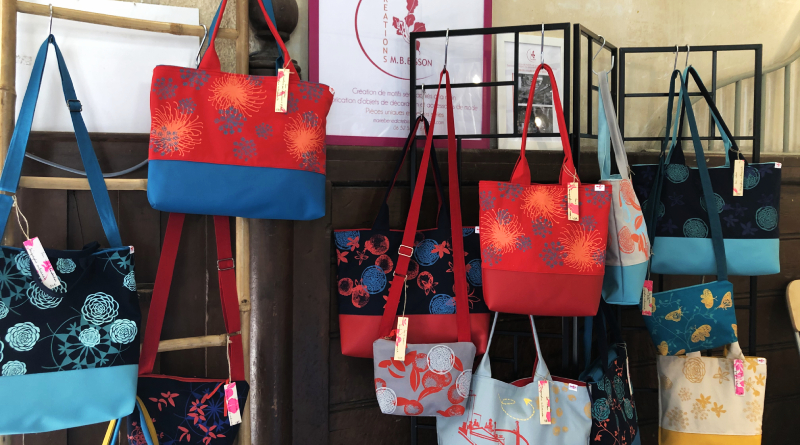 Elle assortit tissu sérigraphié et similicuir pour ses sacs. Photo AR M’Essonne
