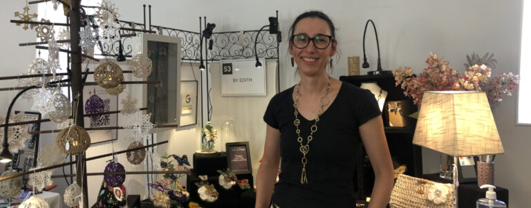 Édith devant son stand à la Fête de la création et des métiers d'art de Saint-Jean-de-Beauregard. Photo AR M'Essonne