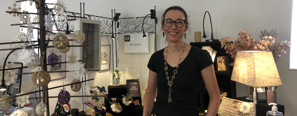 Édith devant son stand à la Fête de la création et des métiers d'art de Saint-Jean-de-Beauregard. Photo AR M'Essonne