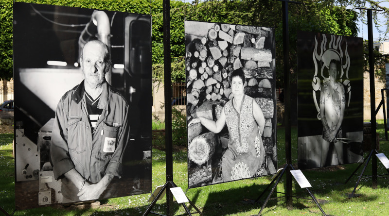 Les portraits de Ceux de Corbeil sont exposés en extérieur et en intérieur à la Commanderie Saint-Jean. Ils sont également visibles en extérieur aux Tarterêts. Photo (c) LC-M'essonne