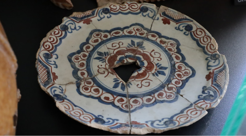 À sa démolition, le château a été éparpillé pour ses pierres, mais des statues et de nombreuses poteries, objets métalliques ou en cuir ont été retrouvés sur le site. Photos LC-M'Essonne