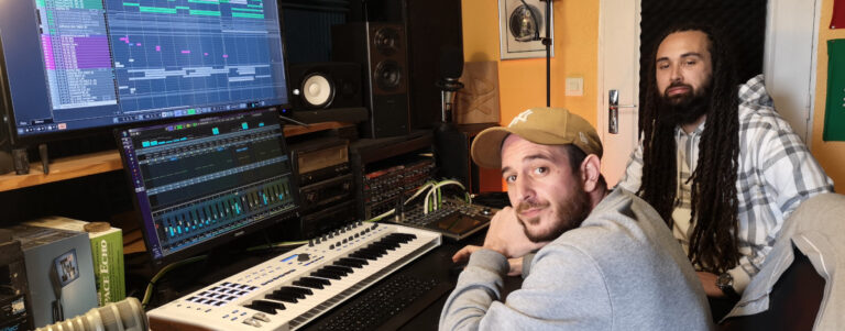 Sir Poncho et Jah Ziek, dans leur studio à Sainte-Geneviève-des-Bois. Photo LC-M'Essonne
