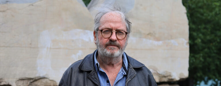 Portrait du photo journaliste Yan Morvan, au sujet de sa résidence pour L'oeil urbain à Corbeil. Photo (c) LC M'Essonne
