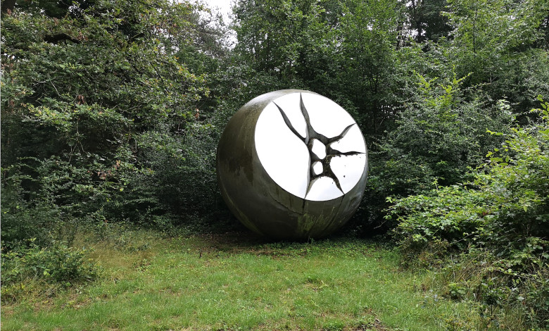 La sphère de Minoru Kano allie acier poli et fibre de verre. Photo LC-M'Essonne