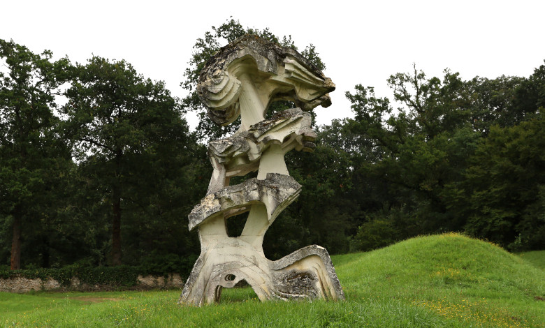 L'œuvre de Patkai -du ciment coulé dans du polystyrène - est visible depuis le portail de la faisanderie. Photo LC-M'Essonne
