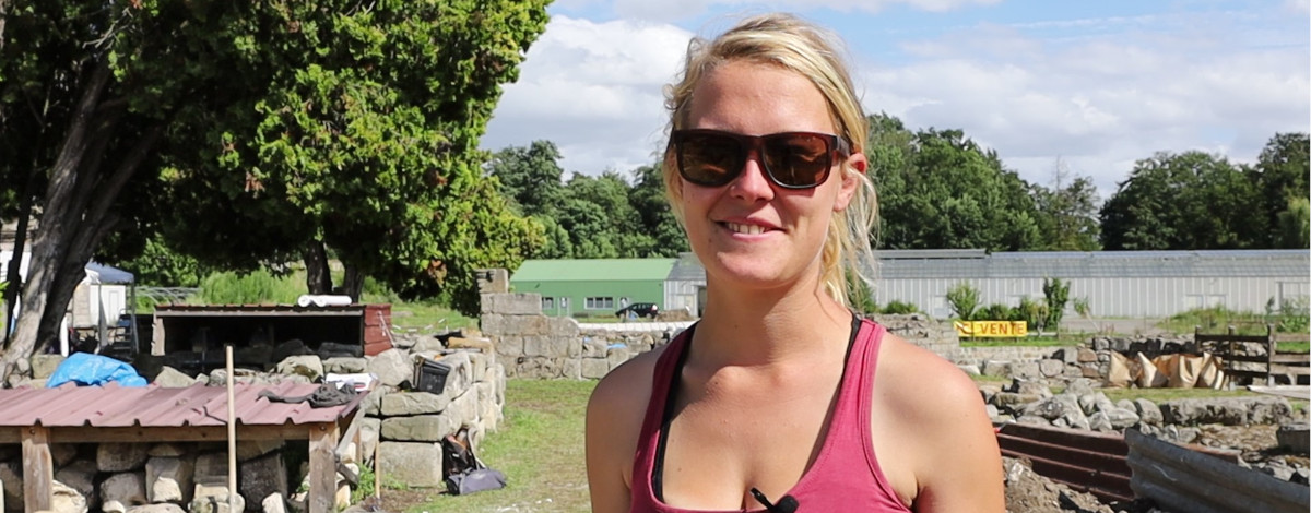 Sarah Beiger, archéologue dirigeant le chantier de fouilles du château de Montagu à Marcousssis en Essonne.