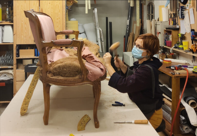 Nathalie Monnain dans son atelier de tapisserie-décoration Le crapaud charmand.