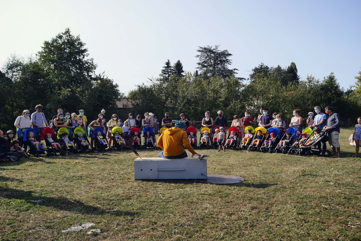 Représentation du spectacle en plein air Okami et les quatre saisons du cerisier