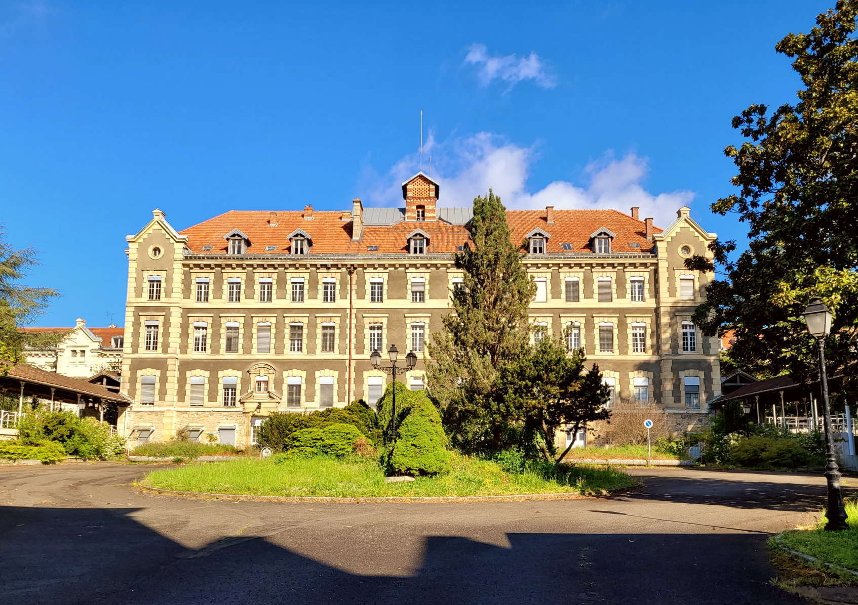 Balade dans l&rsquo;ancien hôpital du Perray-Vaucluse